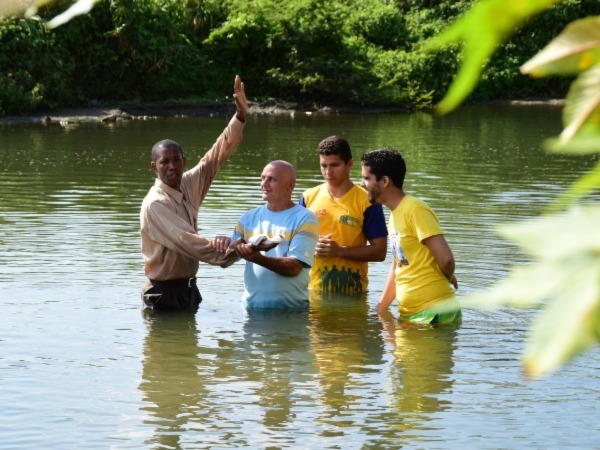 Homme se faisant baptiser
